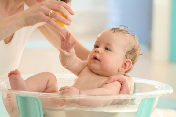 Tắm mát cho trẻ sẽ giúp làm giảm việc nổi rôm sảy