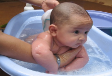 Với cách tắm trẻ sơ sinh chưa rụng rốn mẹ yên tâm khi con gần nước