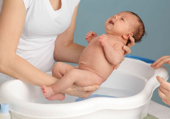 Ghim lại cách tắm cho trẻ sơ sinh đúng cách với những lưu ý quan trọng không thể bỏ qua