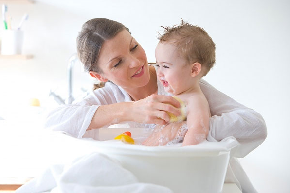 Sử dụng nước tắm thảo mộc của Herbcare sẽ là cách vệ sinh rốn cho trẻ sơ sinh hữu hiệu cho trẻ