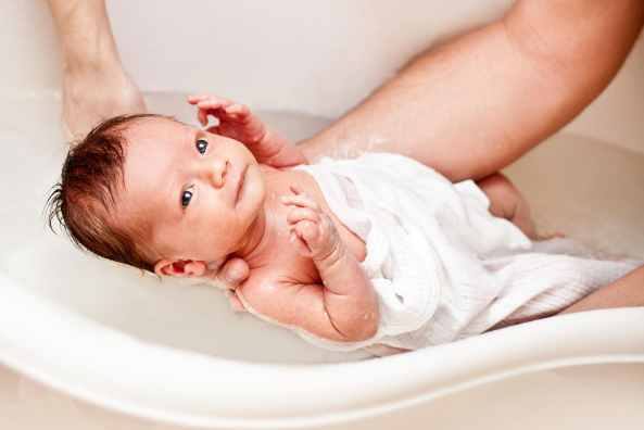 Tắm gội thường xuyên với loại dược liệu thiên nhiên giúp da đầu bé yêu khô thoáng, dế chịu hơn