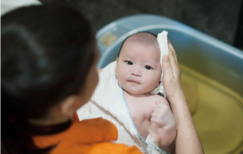 Nên cẩn thận khi dùng lá tắm cho trẻ sơ sinh