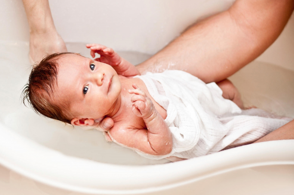 Nước tắm thích hợp đóng vai trò rất quan trọng trong việc vệ sinh cho trẻ đúng cách