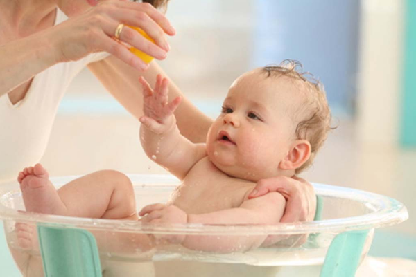 Tắm bé hàng ngày với nước tắm thảo mộc Herbcare sẽ giúp bé phòng ngừa được các bệnh về da