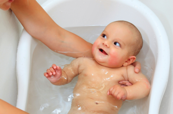 Tắm cho trẻ sơ sinh là cách giúp con dần làm quen với thế giới sinh động
