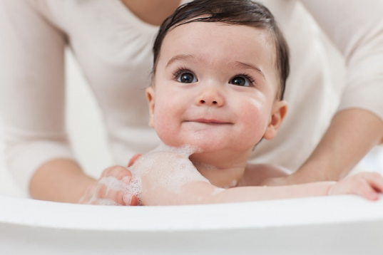 Tắm cho trẻ giúp bé phát triển tốt hơn