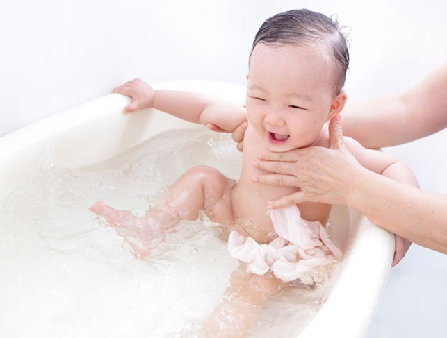 Tắm cho bé mỗi ngày để giúp da mát dịu