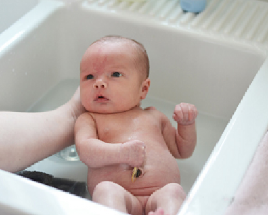 Cách tắm cho trẻ sơ sinh vào mùa đông và những lưu ý nhất định không thể quên