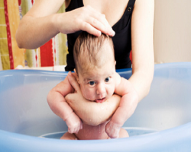 Cẩm nang cách tắm cho trẻ sơ sinh chưa rụng rốn mẹ cần biết